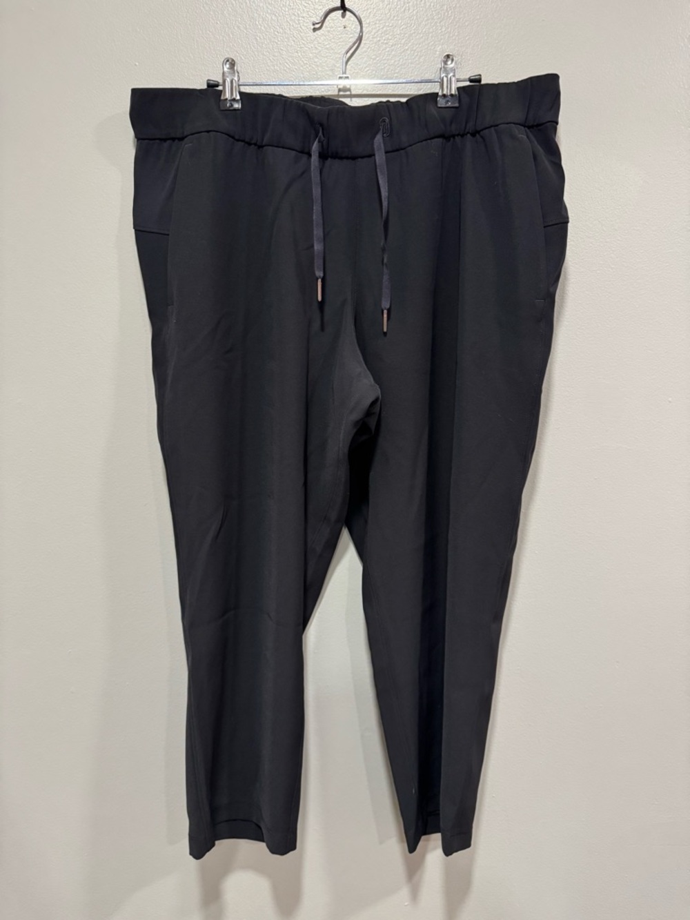 Lululemon On The Fly Crop *Woven 23" in Black Size 12